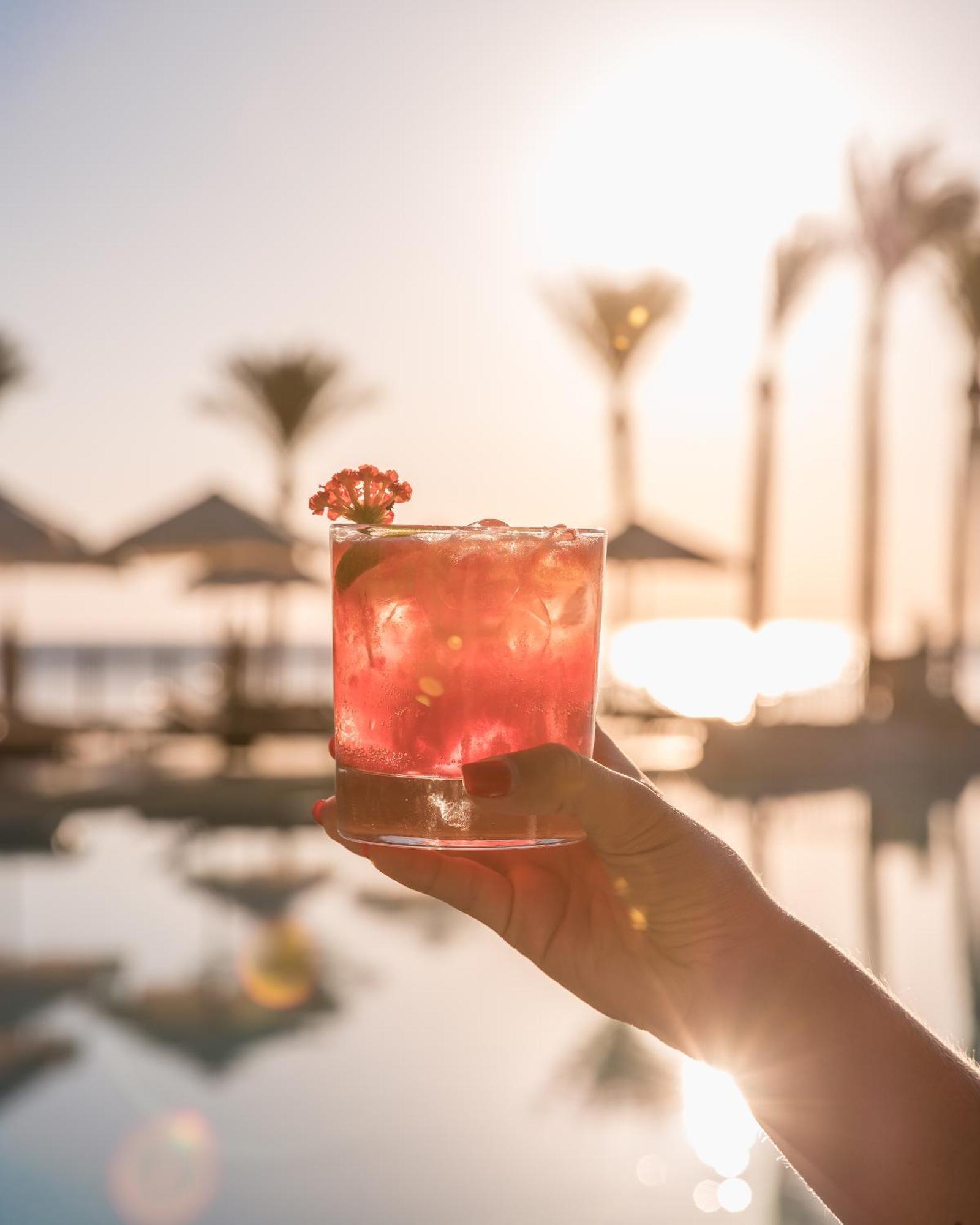 The Makadi Spa Hotel - Couples Only 18 Years Plus Hurghada Zewnętrze zdjęcie A hand holding a glass of a cocktail